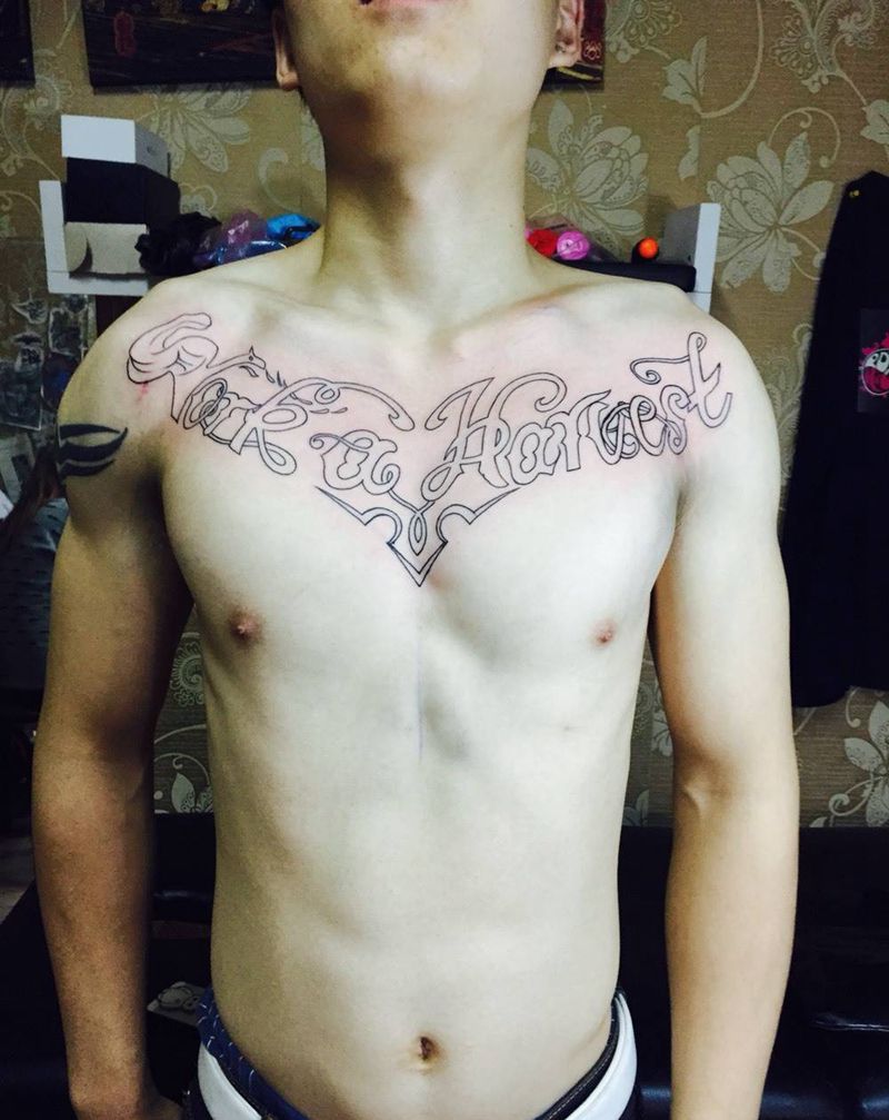 胸花英文纹身图片_欧美胸部成品字符纹身图案