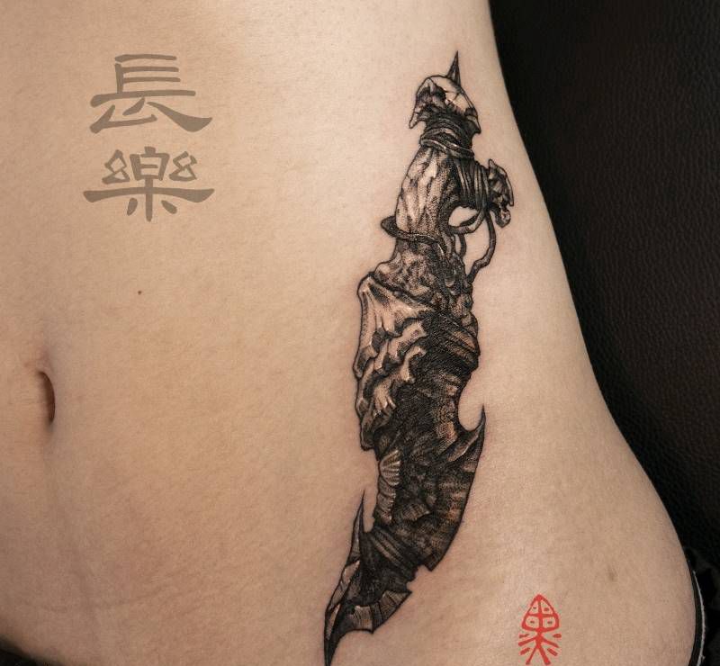 匕首纹身图片_腰部点刺欧美写实匕首纹身图案