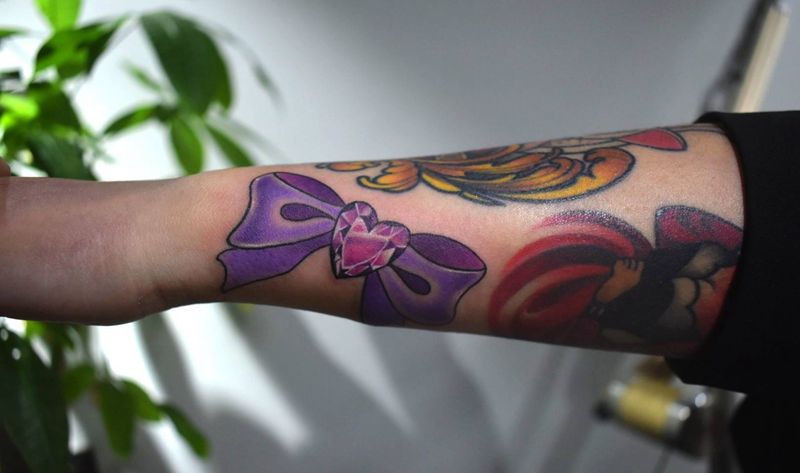 钻石蝴蝶结纹身图片_手臂New School纹身图案