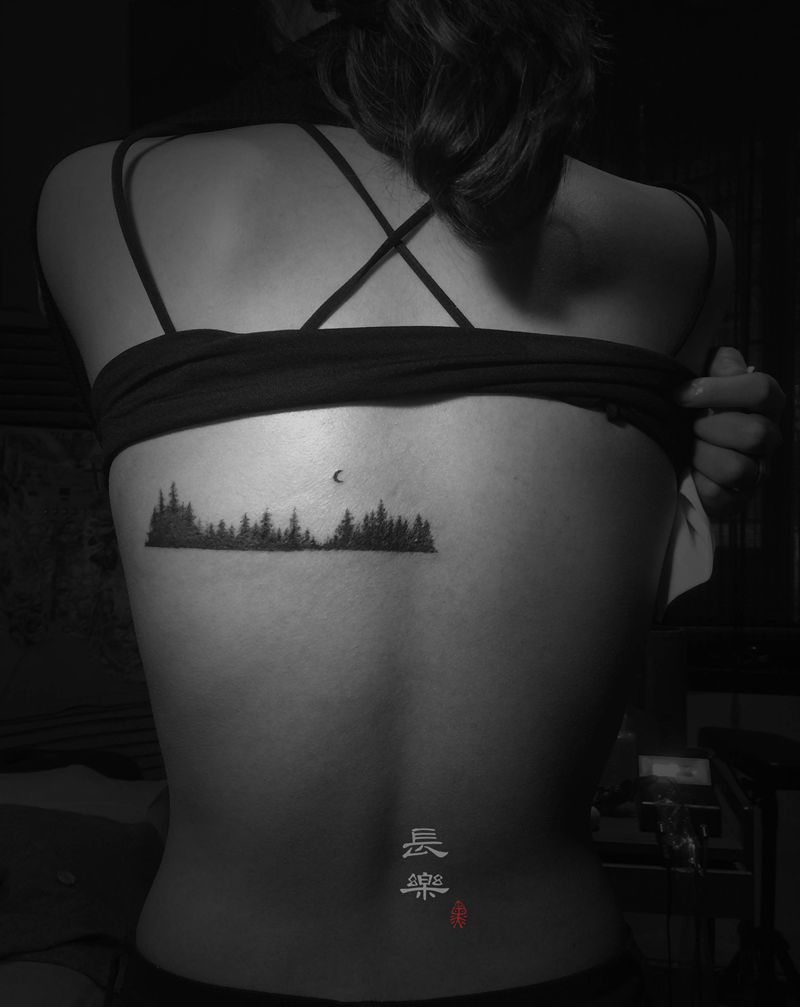 拯救不开心纹身图片_背部水墨点刺森林遮盖纹身图案