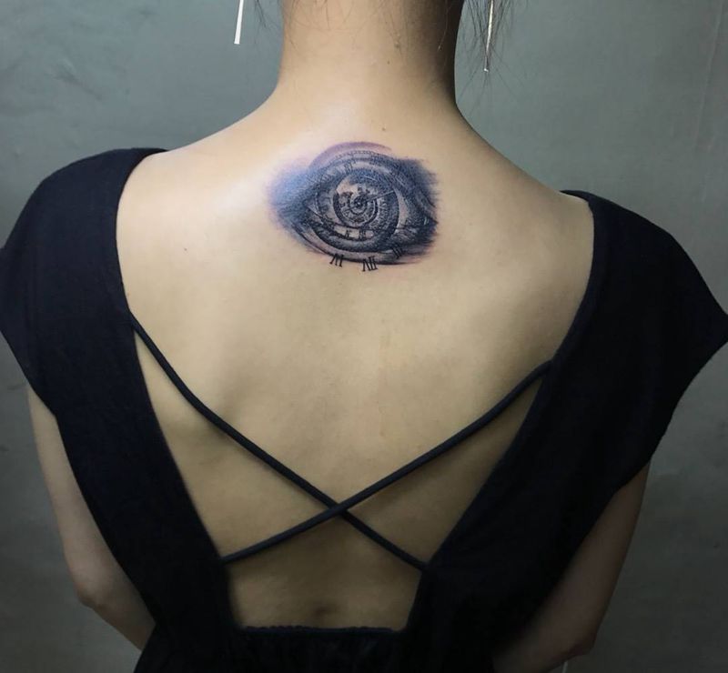 眼睛纹身图片_成品背部欧美纹身图案