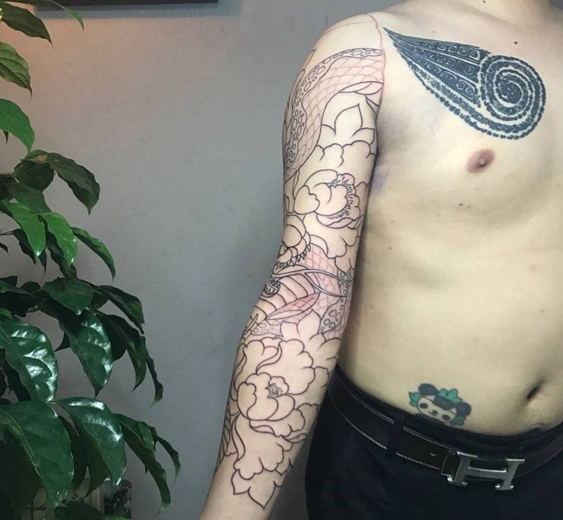 蛇牡丹花臂纹身图片