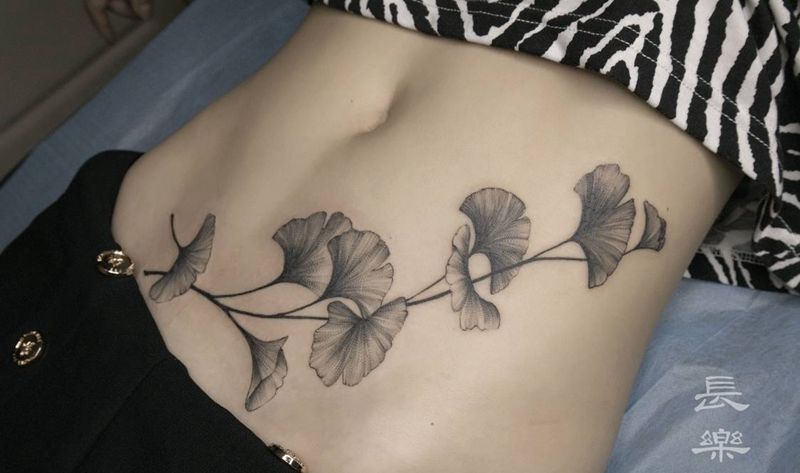 叶 银杏纹身图片_腹部腰部欧美写实点刺银杏纹身图案