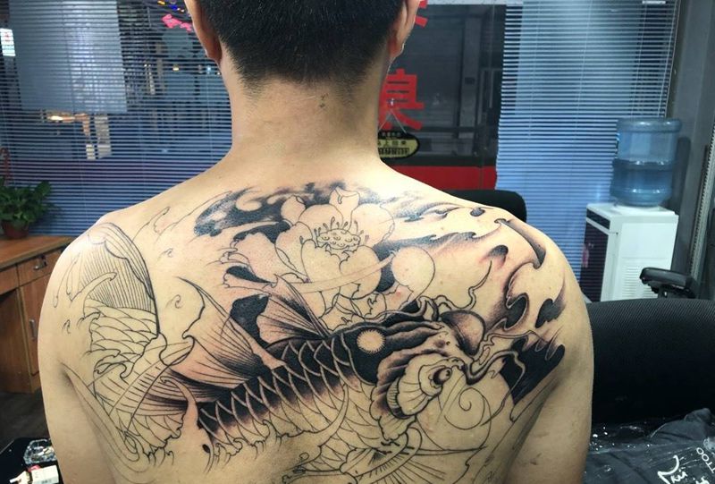 锦鲤 荷花纹身图片_背部新传统纹身图案