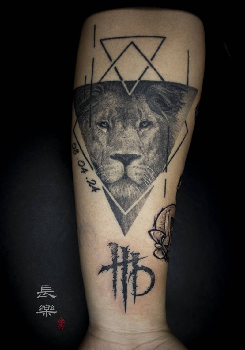 花臂拼接纹身图片_手部手臂欧美写实点刺写实狮子暗黑纹身图案