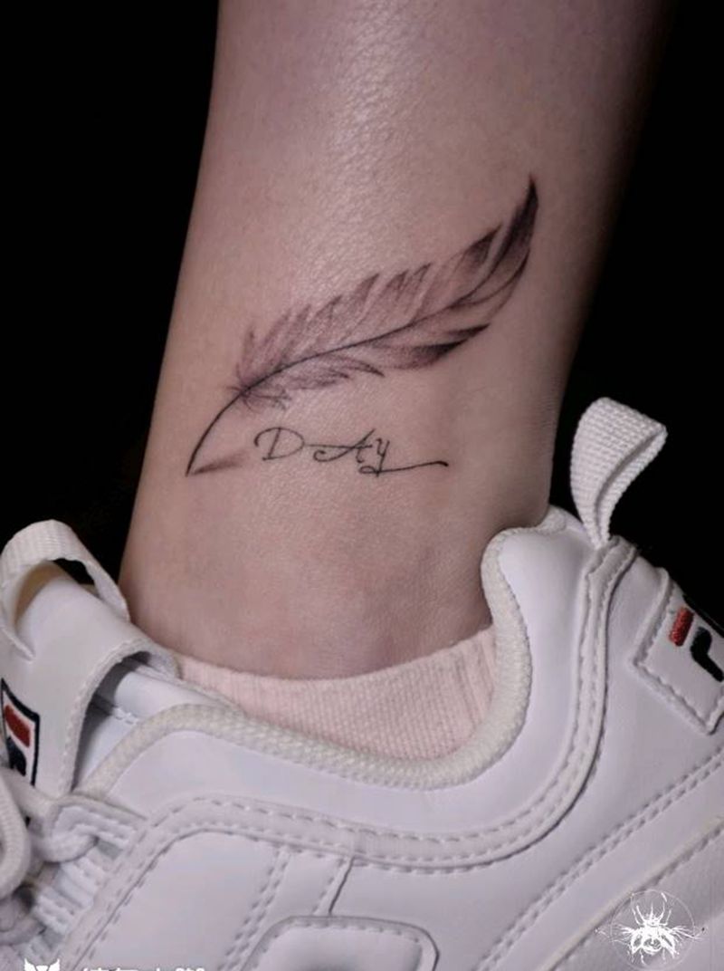 翅膀小飞飞纹身图片_脚部小清新羽毛纹身图案
