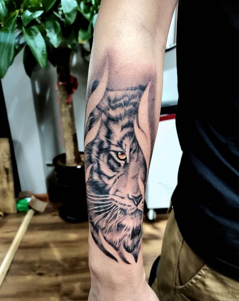 遮盖老虎纹身图片_手部欧美写实纹身图案