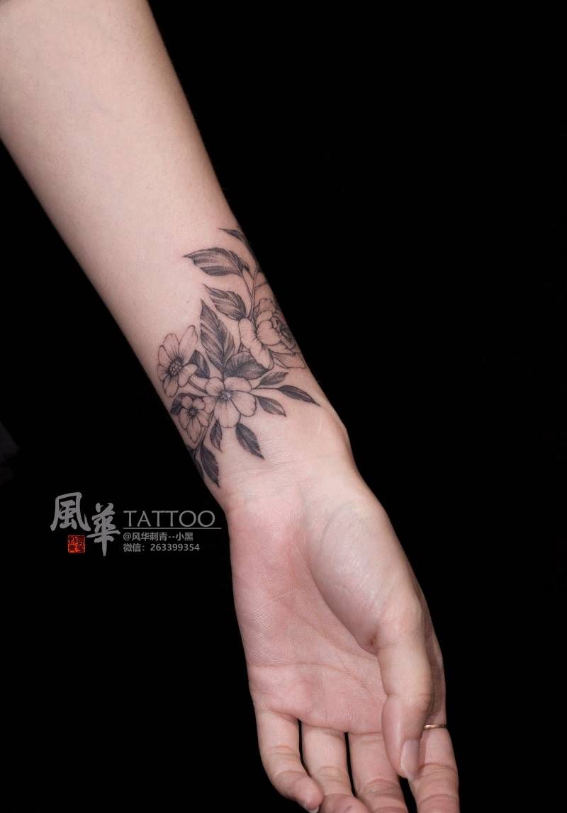 手腕素花纹身图片_手臂手部点刺水彩素花花纹身图案