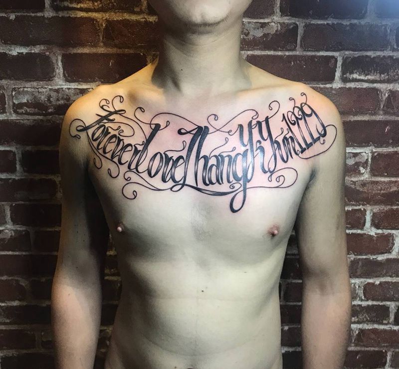 英文花胸纹身图片