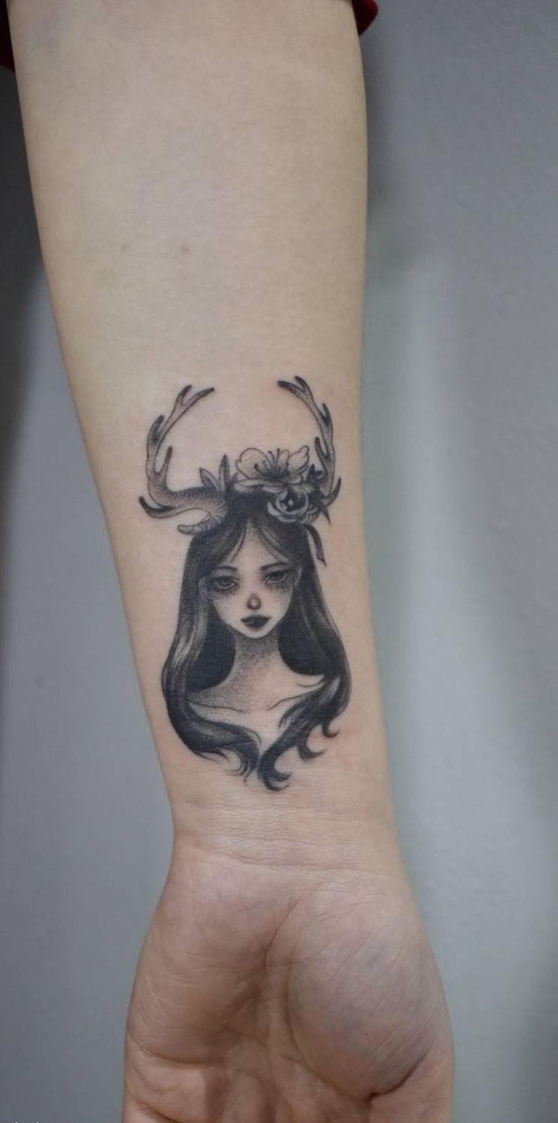 鹿少女纹身图片_手臂手部点刺几何纹身图案