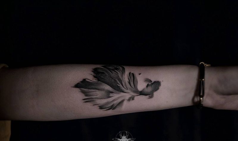 水墨小金鱼纹身图片_手部水墨纹身图案