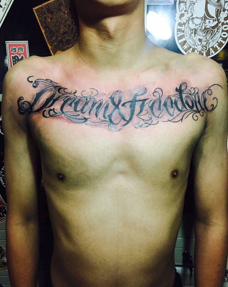 英文花胸纹身图片