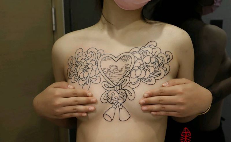 【菊】纹身图片_胸部老传统新传统菊纹身图案