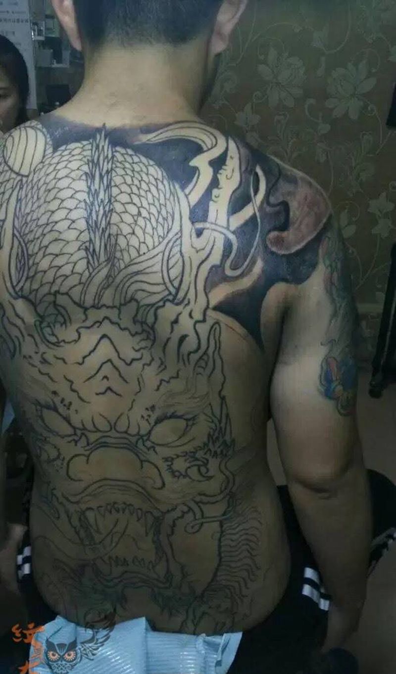 大满背，龙～进度纹身图片