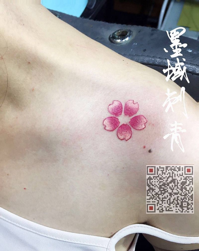 锁骨梅花纹身图片