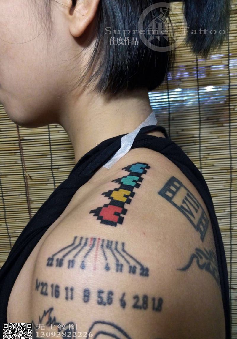 姑凉的童心纹身图片_肩部手臂成品欧美清新几何纹身图案