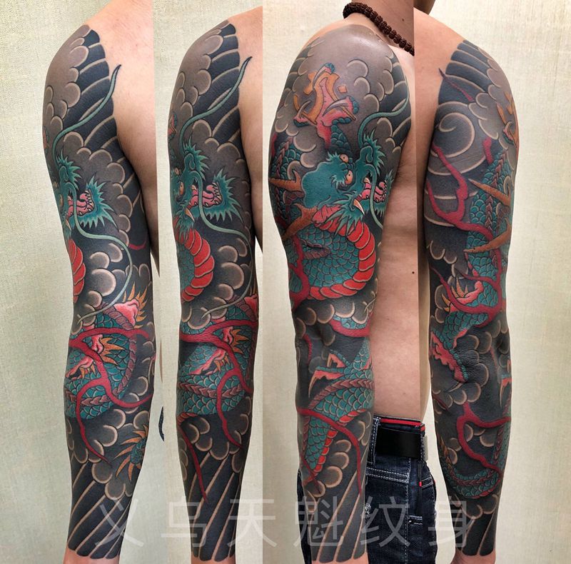 老传统花臂龙纹身图片_手臂老传统纹身图案