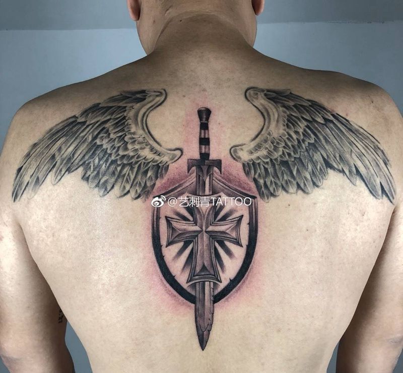 半背翅膀纹身图片_背部颈部欧美写实图腾纹身图案
