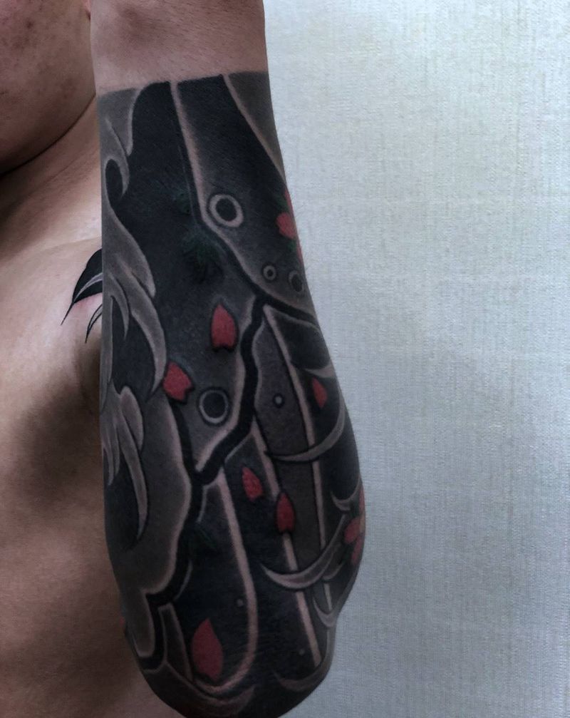 鲤鱼樱花纹身图片_手臂老传统纹身图案