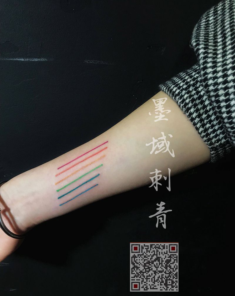 彩虹线纹身图片_手臂几何纹身图案