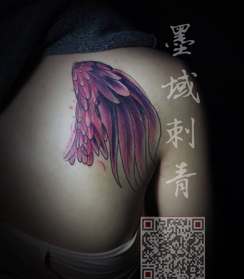 翅膀纹身图片_肩部背部欧美写实Old School纹身图案