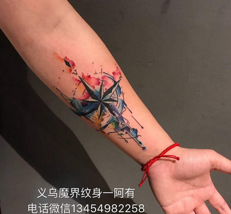 水彩指南针纹身图片_手臂手部水彩水墨指南针纹身图案