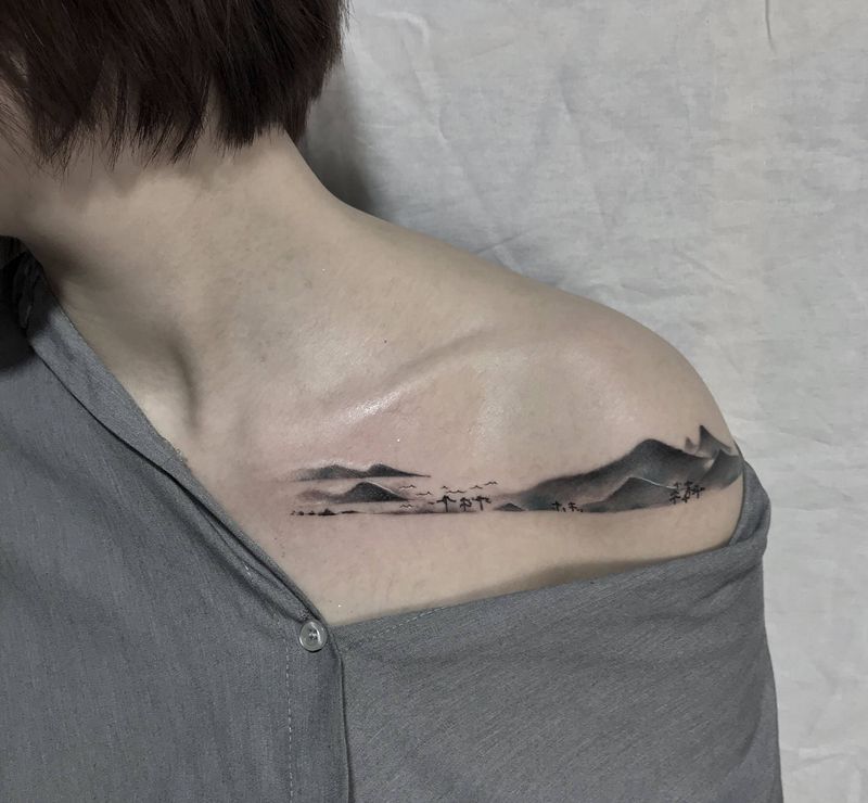 山水纹身图片_肩部胸部水墨水彩纹身图案