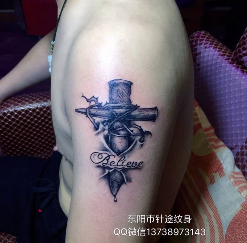 十字架纹身图片_肩部纹身图案