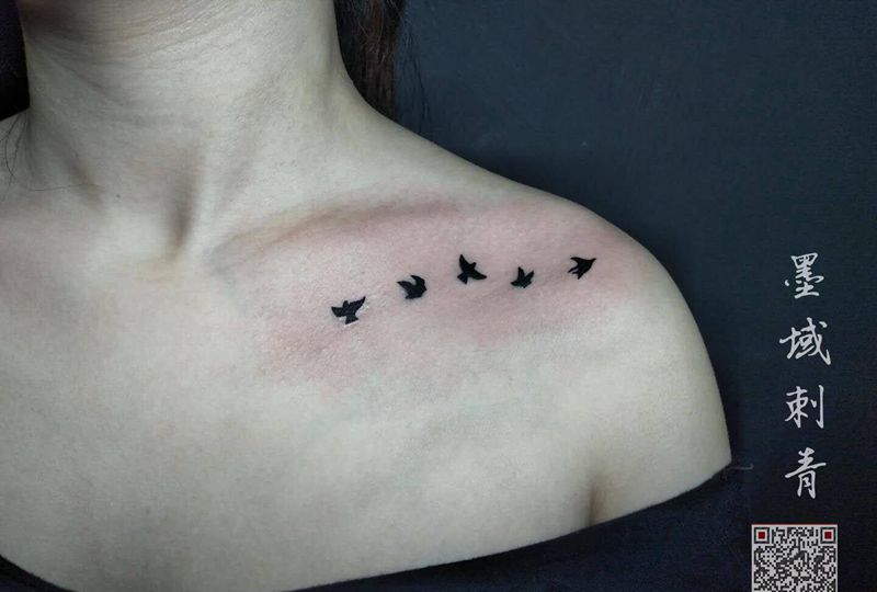 锁骨纹身图片_颈部点刺纹身图案