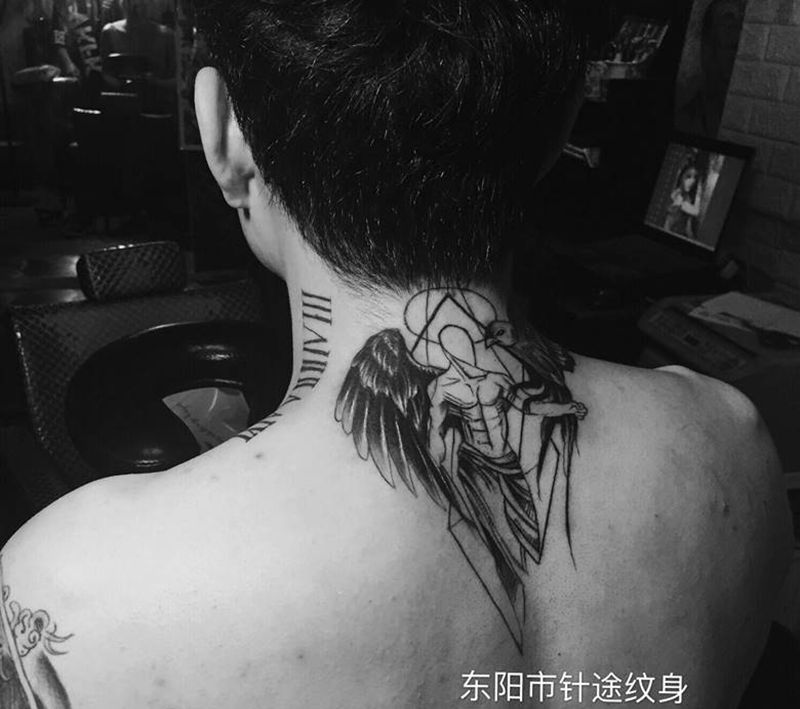 天使纹身图片_颈部欧美写实几何纹身图案