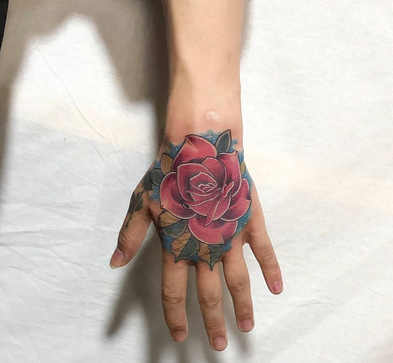 玫瑰手背纹身图片_手部New School水彩纹身图案
