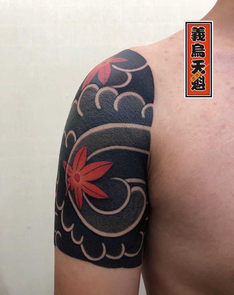 老传统枫叶泡泡云遮盖纹身图片_手臂手部老传统纹身图案