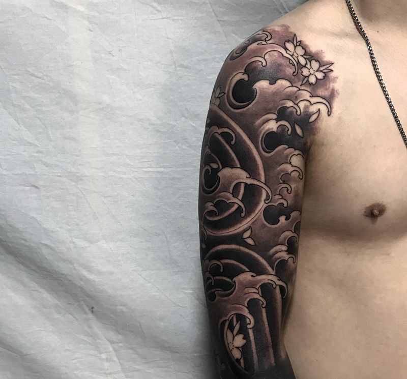 水浪纹身图片_手臂新传统纹身图案