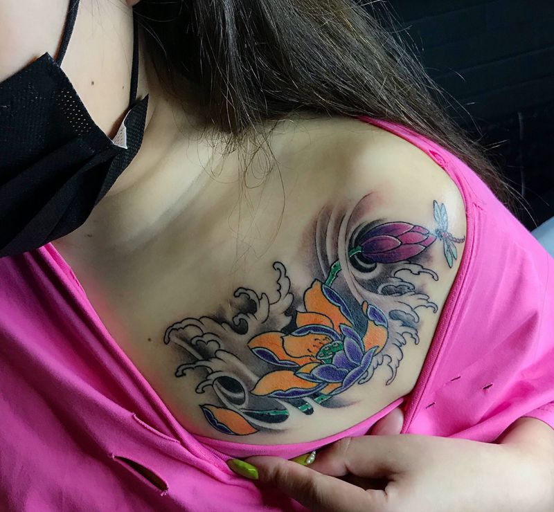 荷花纹身图片_肩部胸部新传统纹身图案