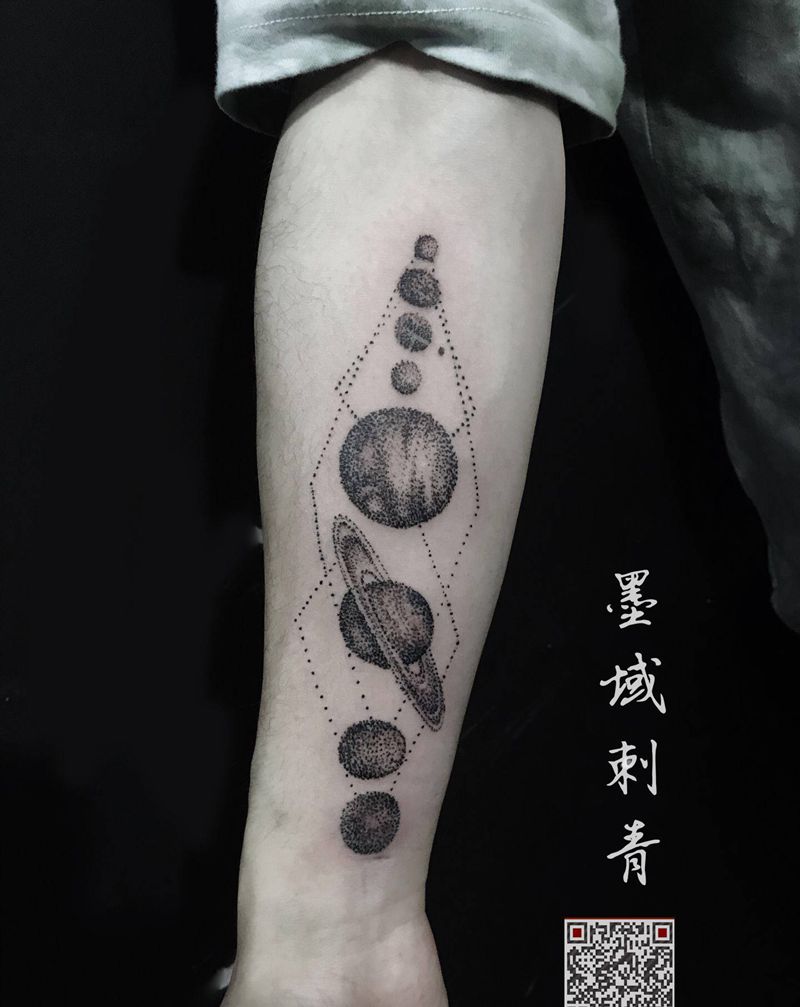 星球纹身图片_手臂点刺几何纹身图案