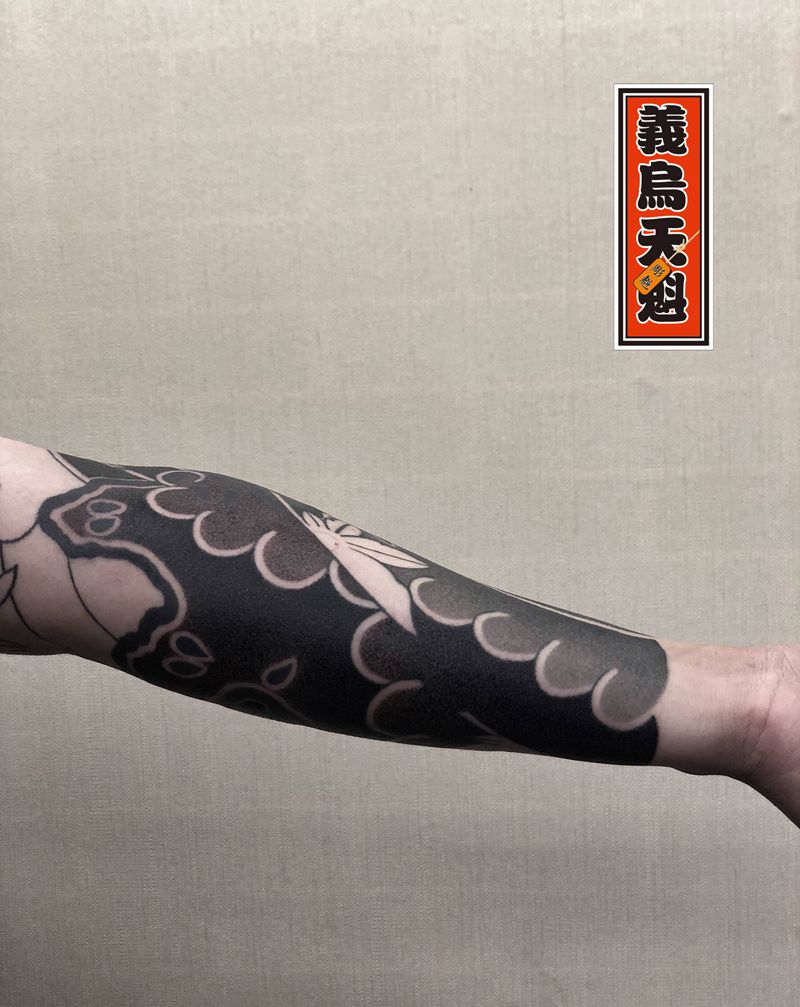 枫叶泡泡云纹身图片_手部手臂老传统纹身图案