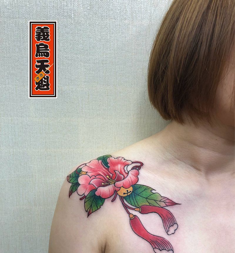 牡丹花铃铛中国结纹身图片_肩部新传统纹身图案