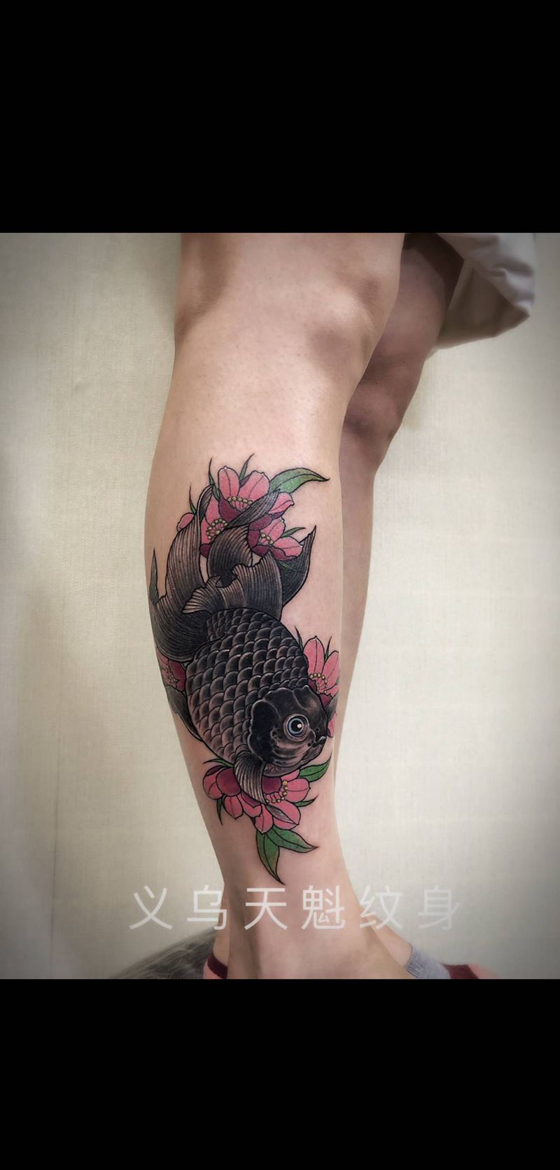 小腿金鱼纹身图片_脚部腿部新传统纹身图案