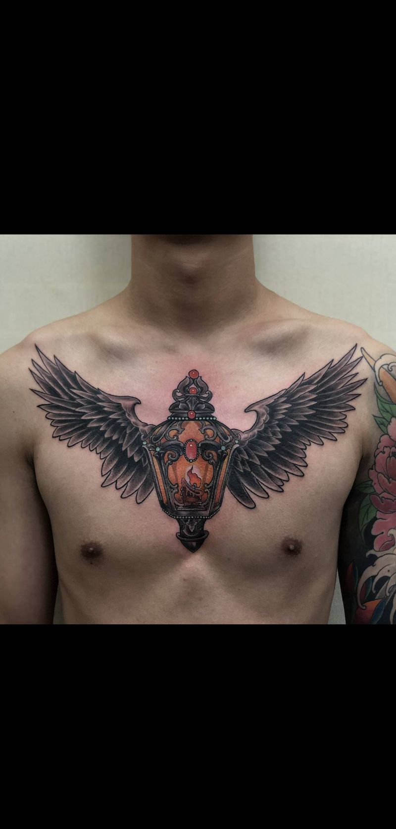 翅膀➕灯纹身图片_胸部New School纹身图案