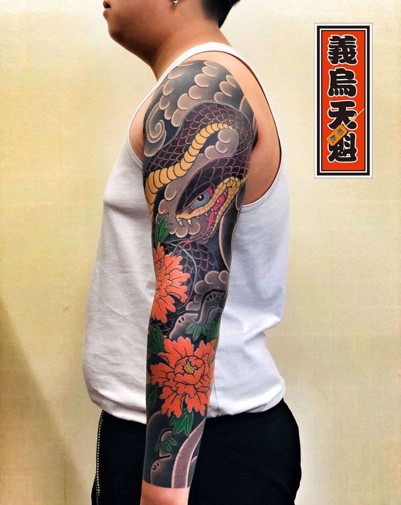 富贵蛇纹身图片_手臂手部老传统纹身图案