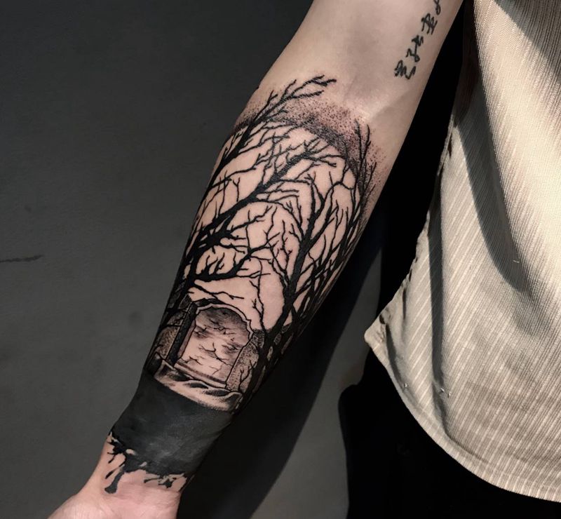 森林墓碑包小臂纹身图片_手臂手部水墨点刺森林墓碑包小臂纹身图案