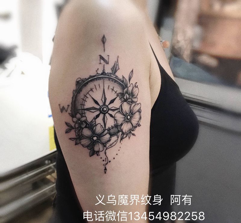 指南针纹身图片_手部手臂点刺几何指南针 花素花纹身图案