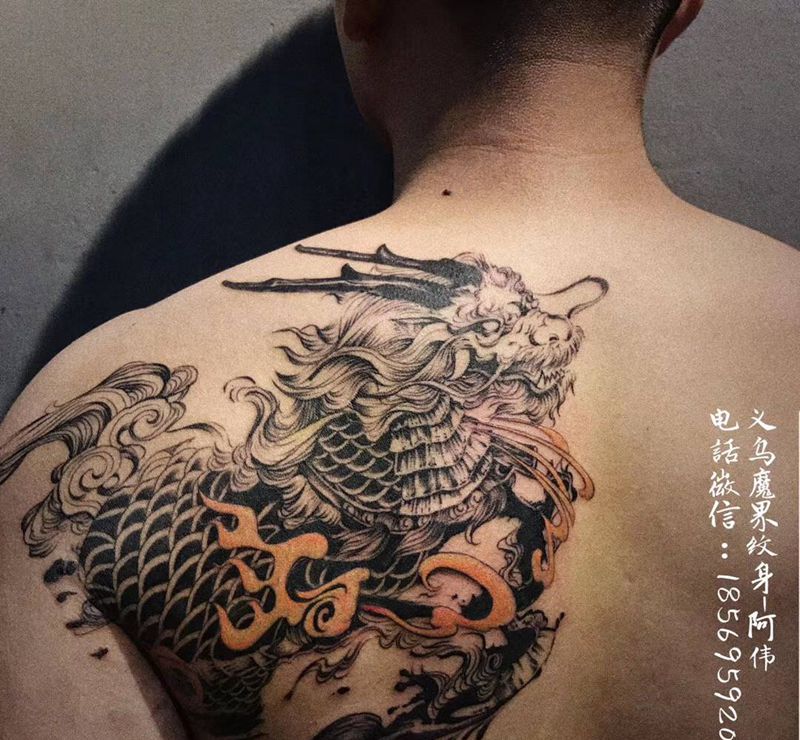 麒麟纹身图片_背部新传统点刺麒麟纹身图案