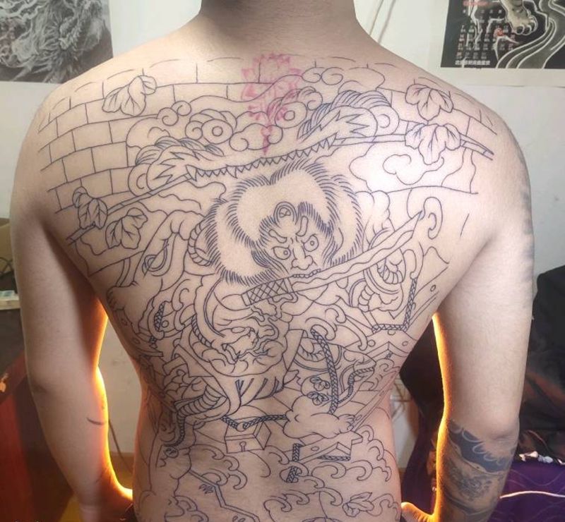 张顺过水门线条纹身图片_背部老传统纹身图案