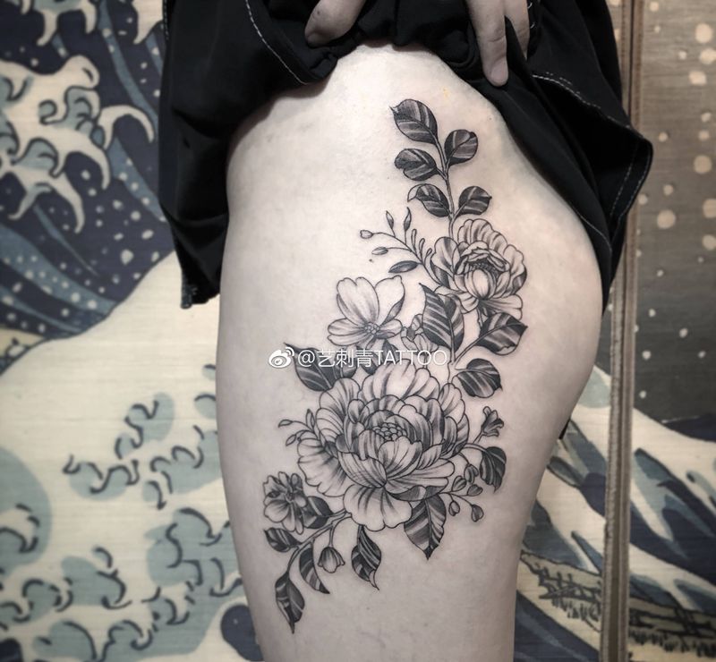 素花纹身图片_腰部臀部点刺素花纹身图案