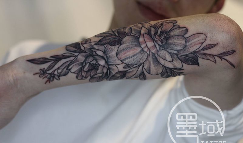 素花纹身图片_手部点刺纹身图案