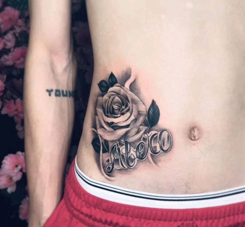玫瑰纹身图片_腹部欧美写实纹身图案