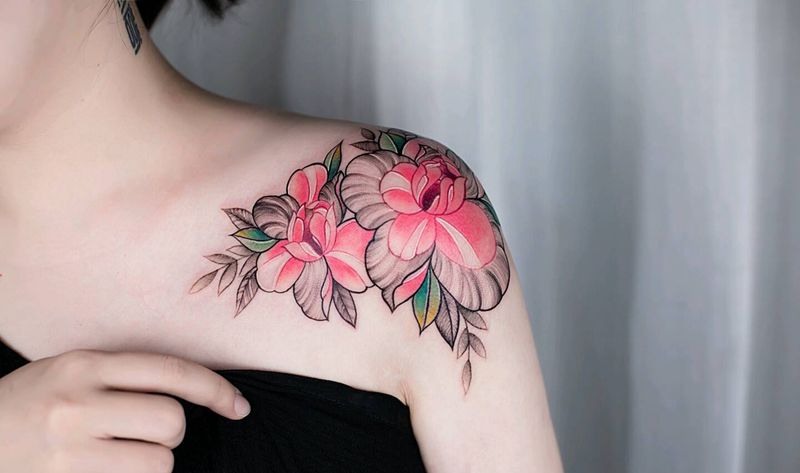 素花纹身图片_肩部手臂水彩纹身图案