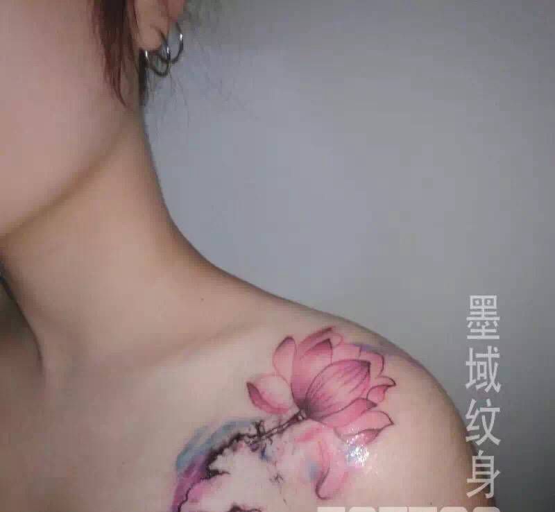 荷花纹身图片_成品清新胸部肩部植物纹身图案