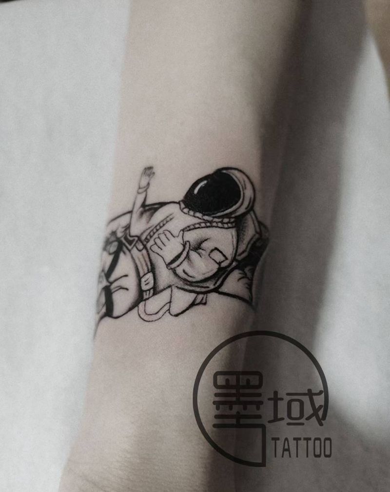 宇航员纹身图片_手部欧美写实纹身图案